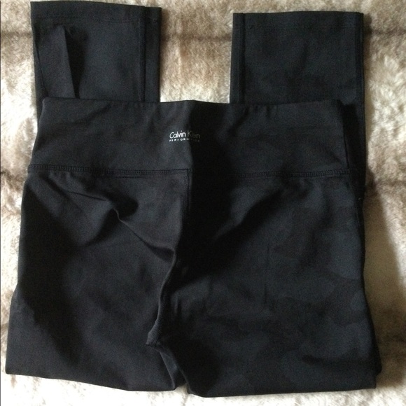 🆕 CK Camo Capri Leggings 🖤🧘🏼♂️👟 - Picture 10 of 13